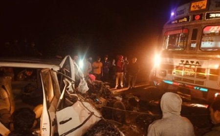 ट्रक और कार की टक्कर में 6 लोगों की मौत, 7 गंभीर घायल