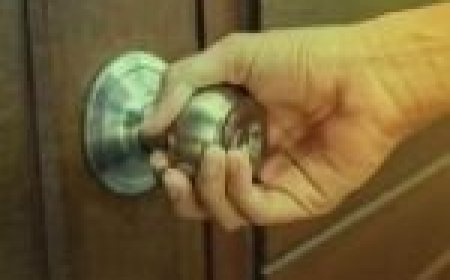 स्कूल ड्रेस में घर से निकली किशोरी… युवक के साथ पहुंच गई होटल… बुक किया कमरा… परिजनों को पता चला…तो जमकर हुआ हंगामा…