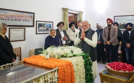 पीएम मोदी ने मनमोहन सिंह के आवास पर जाकर उन्हें श्रद्धांजलि दी