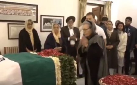 खरगे-सोनिया-राहुल-प्रियंका ने मनमोहन को किये श्रद्धा सुमन अर्पित