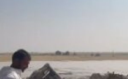 दुर्लभ घटना : बोरवेल की खुदाई के दौरान फटी धरती… भारी प्रेशर के साथ बाहर निकलने लगा पानी और गैस… ट्रक-मशीन हुए दफन…डरकर भाग गए ग्रामीण…