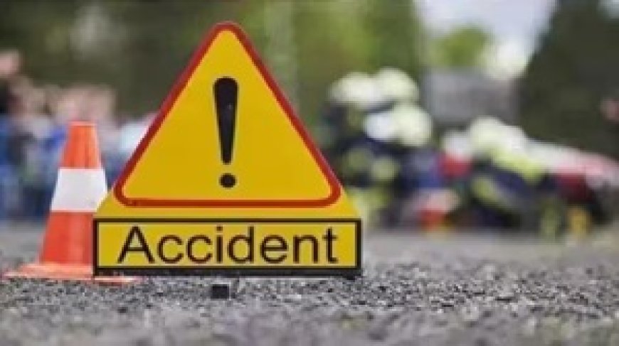 कार की टक्कर से सड़क पर पलटा ऑटो, भिड़ गई स्कूटर, 3 घायल
