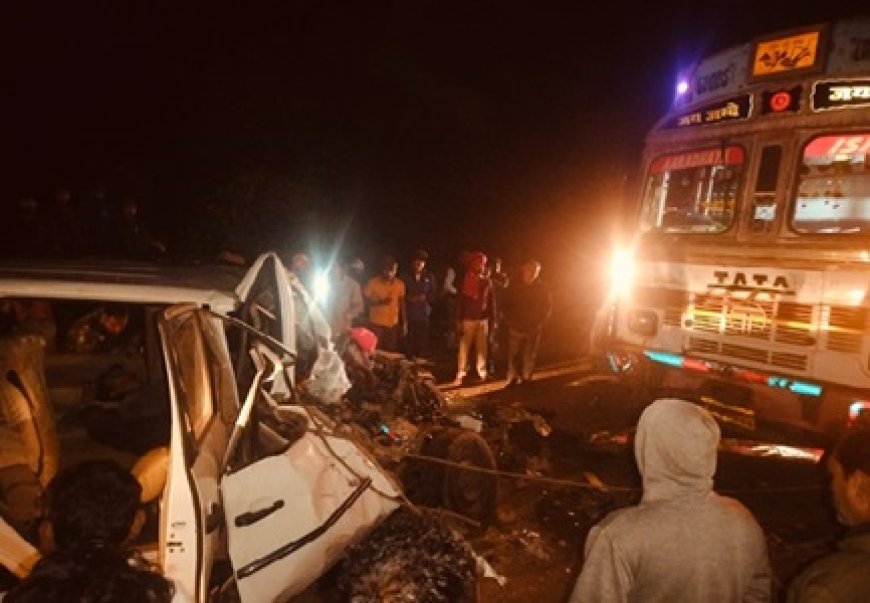 ट्रक और कार की टक्कर में 6 लोगों की मौत, 7 गंभीर घायल
