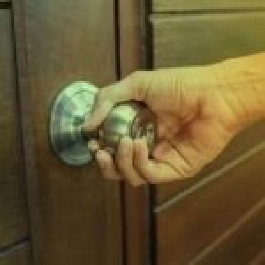 स्कूल ड्रेस में घर से निकली किशोरी… युवक के साथ पहुंच गई होटल… बुक किया कमरा… परिजनों को पता चला…तो जमकर हुआ हंगामा…