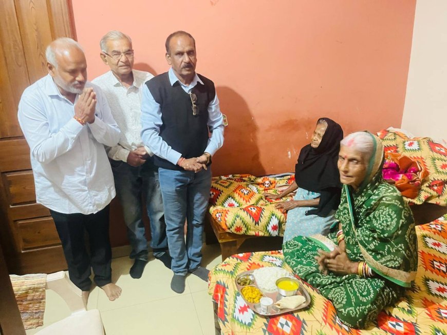 स्व. डॉ. हरेंद्र कुमार की स्मृति में वृद्धाश्रम में रात्रि भोज संपन्न