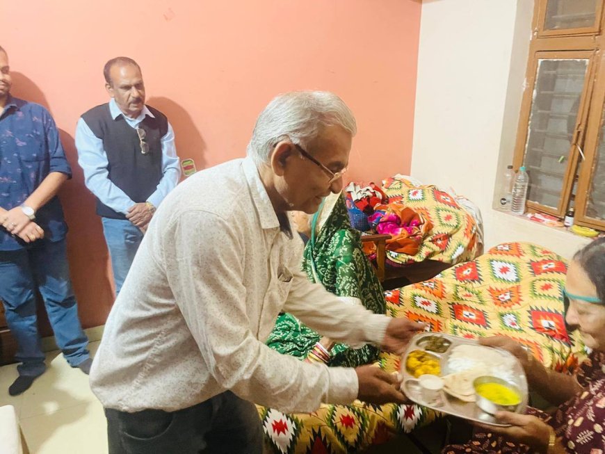 स्व. डॉ. हरेंद्र कुमार की स्मृति में वृद्धाश्रम में रात्रि भोज संपन्न
