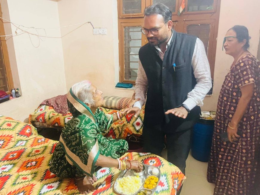 स्व. डॉ. हरेंद्र कुमार की स्मृति में वृद्धाश्रम में रात्रि भोज संपन्न