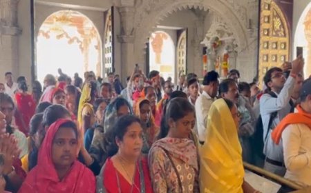 बम्लेश्वरी मंदिर में उमड़ी भीड़, नए साल के पहले दिन पहुंचे 1 लाख से ज्यादा श्रद्धालु