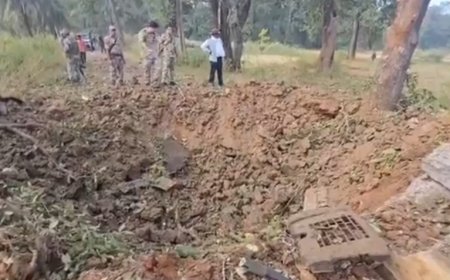 IED ब्लास्ट से सड़क में बन गया गहरा गड्ढा: 8 जवान और ड्राइवर शहीद