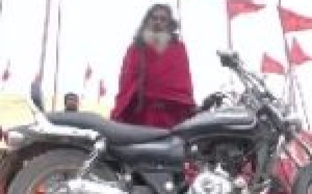 महाकुंभ: 42 साल से मौन है ये बाबा...पर बच्चों को पढ़ाते है...बुलेट से चलते है...और लिख चुके है ग्रंथ भी