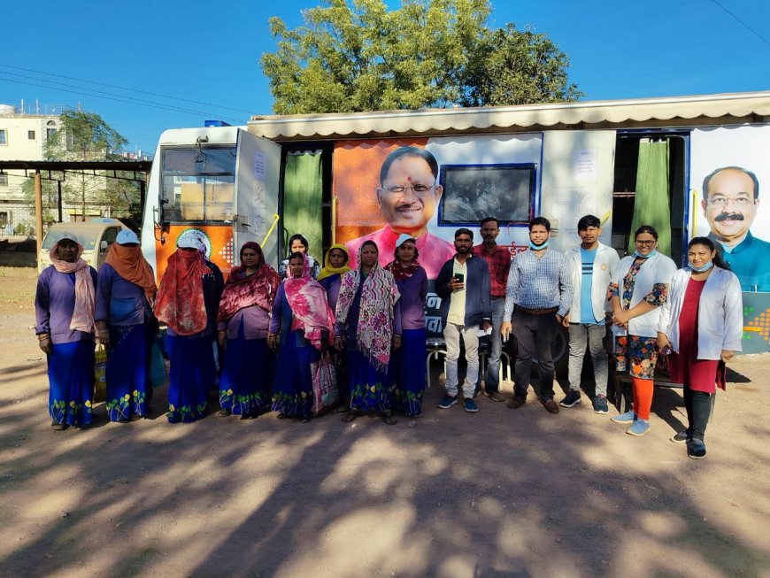 मोबाइल मेडिकल युनिट के माध्यम से सफाई मित्र सुरक्षा शिविर