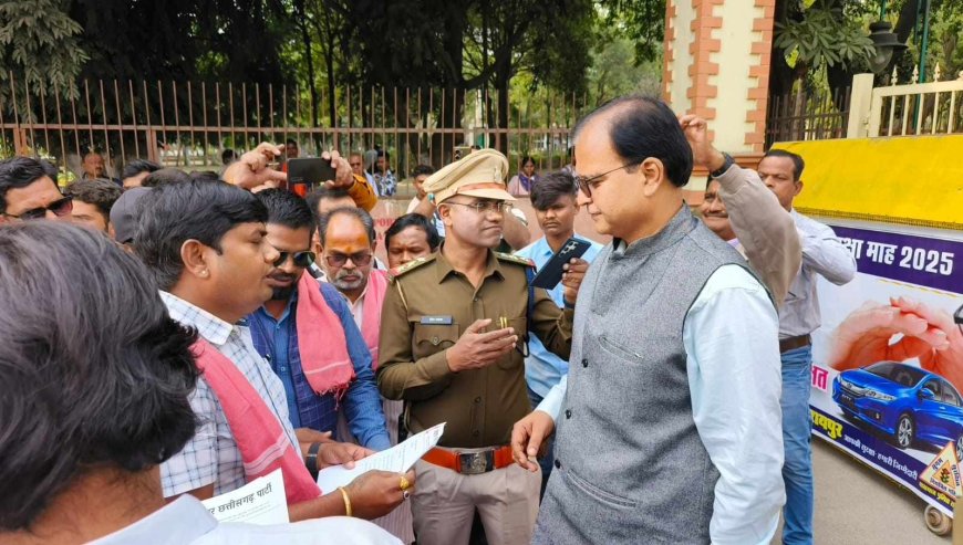 छत्तीसगढिय़ा संस्कृति के सम्मान म छत्तीसगढिय़ा क्रांति सेना अउ जोहार छत्तीसगढ़ पार्टी मैदान म, छत्तीसगढिय़ा लइका मन ल फर्जी डिग्री बांटने वाला मॉडर्न इंस्टीट्यूट के खिलाफ कार्यवाही करे बर करे गिस प्रदर्शन अउ सउपे गिस ज्ञापन...