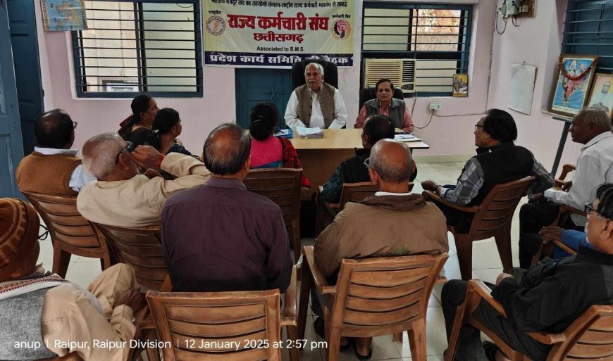सेवानिवृत दैनिक वेतनभोगी कर्मचारियों को सेवा दिनांक से नियमित कर पेंशन देने की मांग