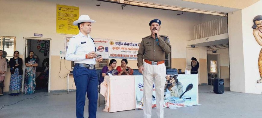 गुरुकुल महिला महाविद्यालय के छात्रों को यातायात नियमों की जानकारी दी गई