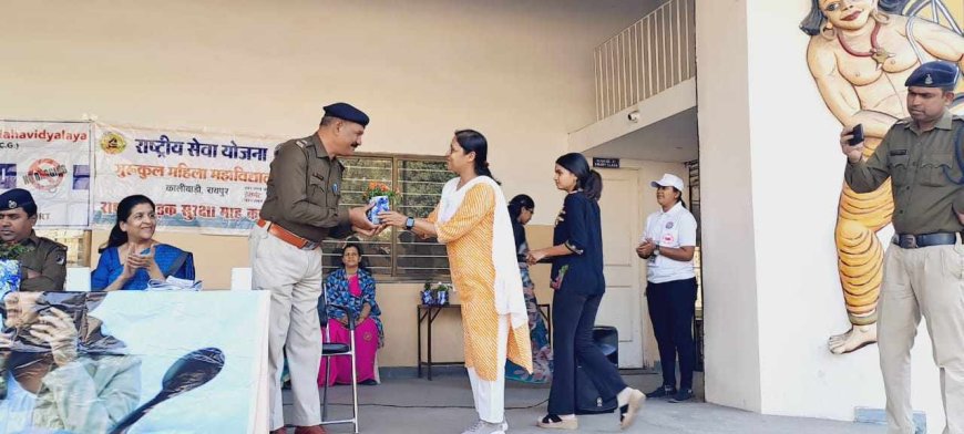 गुरुकुल महिला महाविद्यालय के छात्रों को यातायात नियमों की जानकारी दी गई