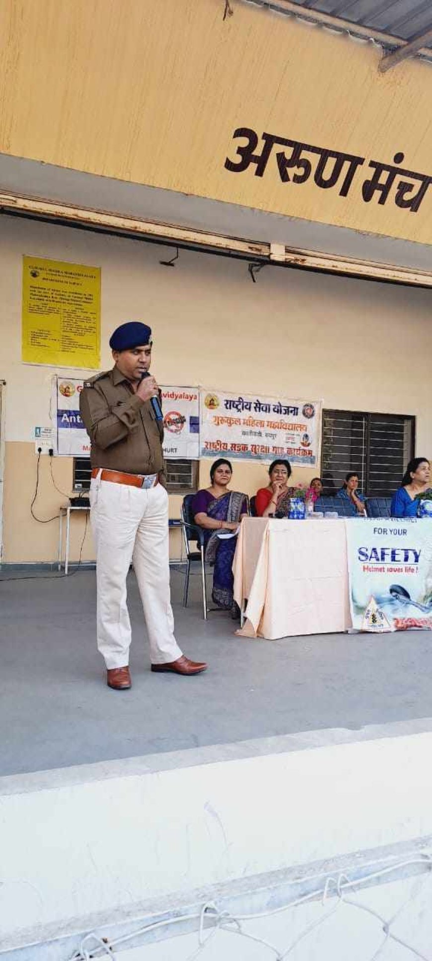 गुरुकुल महिला महाविद्यालय के छात्रों को यातायात नियमों की जानकारी दी गई