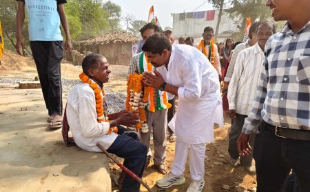 जनसंपर्क के दौरान मोनू ने बुजुर्ग मतदाता का किया सम्मान