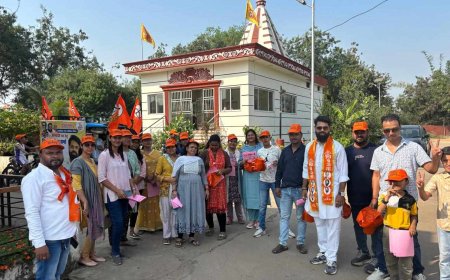 जनसंपर्क के दौरान अपने प्रभावी वचन नामा से मतदाताओ को अवगत करा रहे हैं - हिमाँशु शर्मा (शिवसेना)