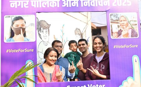 नगरीय निकाय निर्वाचन 2025 : राज्य निर्वाचन आयुक्त अजय सिंह ने किया अपने मताधिकार का प्रयोग