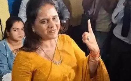 छत्तीसगढ़ नगरीय निकाय चुनाव के लिए वोटिंग जारी, मेयर प्रत्याशी मीनल चौबे ने चंगोराभाटा में किया मतदान