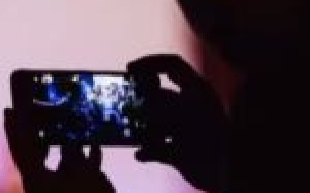 बहू-बेटे का बाथरूम में एक साथ नहाते वीडियो देख उड़ गए शख्स के होश… फिर मोबाइल पर आया मैसेज कि…