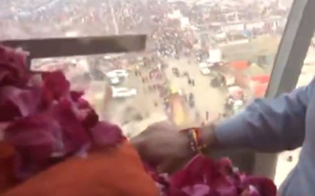 संगम में पुण्य की डुबकी लगा रहे श्रद्धालुओं पर हुई 20 क्विंटल पुष्प वर्षा