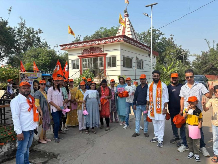 जनसंपर्क के दौरान अपने प्रभावी वचन नामा से मतदाताओ को अवगत करा रहे हैं - हिमाँशु शर्मा (शिवसेना)