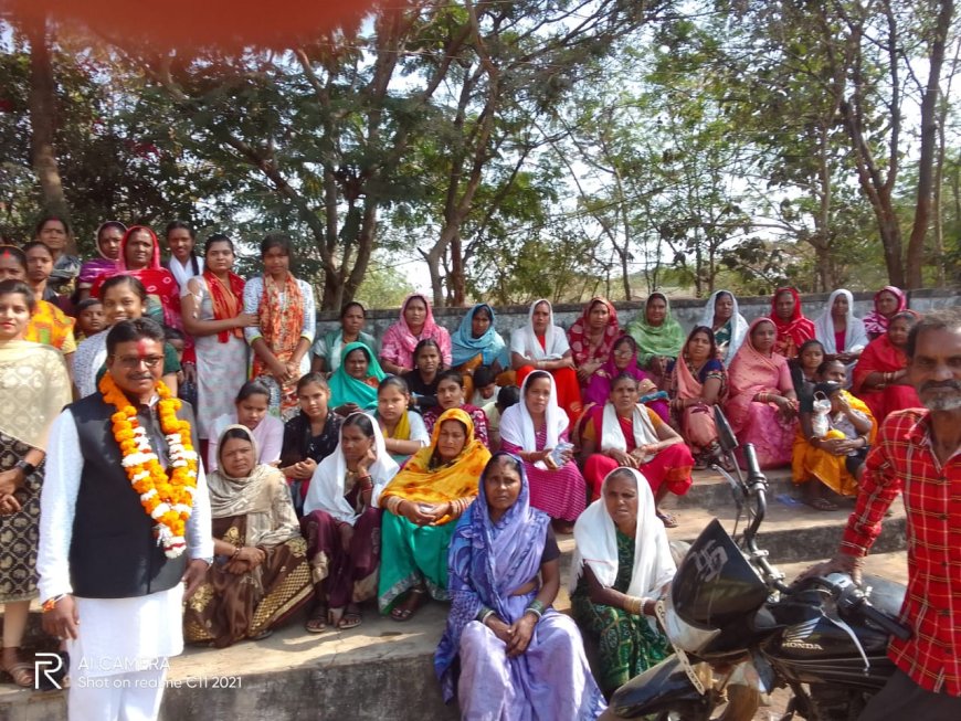 कोपेडीह सरपंच पद प्रत्याशी नोहर साहू (बल्लू )ने नारियल पेड़ छाप में  वोट देकर विजय बनाने का कर रहे हैं अपील