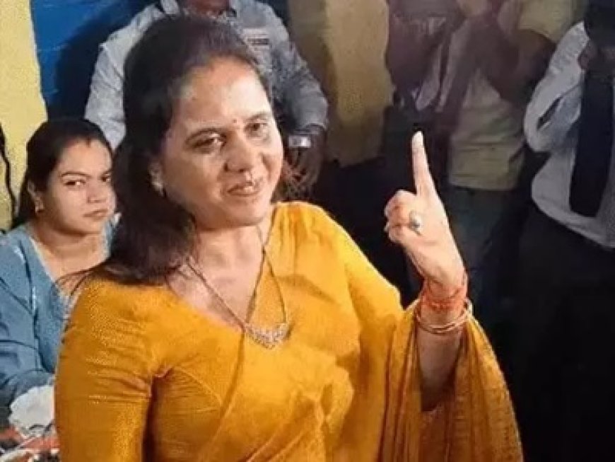 छत्तीसगढ़ नगरीय निकाय चुनाव के लिए वोटिंग जारी, मेयर प्रत्याशी मीनल चौबे ने चंगोराभाटा में किया मतदान