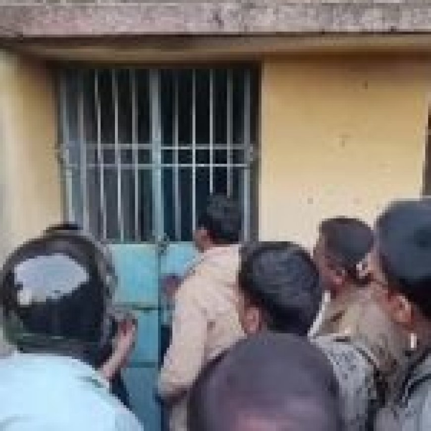पंचायत के कचहरी भवन से आ रही थीं आवाजें… मौके पर पहुंचे ग्रामीणों ने प्रेमी जोड़े को अतरंग स्थिति में पकड़ा....