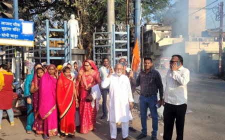 महासमुंद कलेक्टर एवं पुलिस अधीक्षक द्वारा आपातकाल की भांति गैर कानूनी ढंग से किसानों की गिरफ्तारी के साथ 19 ट्रैक्टर जप्ती संपूर्ण जिले को सील बंद किया के  विरोध में आजाद चौक रायपुर में हुआ पुतला दहन