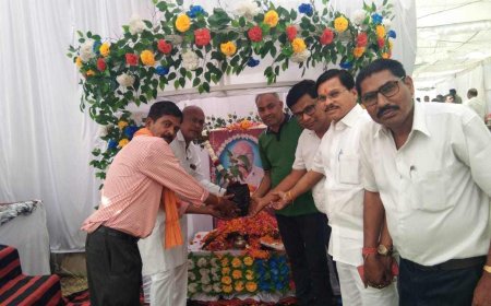 स्व.भुवन वर्मा गुरु जी व स्व.पुनीत साहू  गुरूजी के दशगात्र कार्यक्रम में स्मृति संजोने  ,छ.ग.पर्यावरण मित्र समिति ने भेंट किये पीपल के पौधे