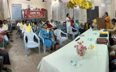 "उनसे ही रंग खरीदकर, उन बच्चों को ही रंग देना,  देख रहे रस्ता तुम्हारा जो, खड़े होकर बाजार में"