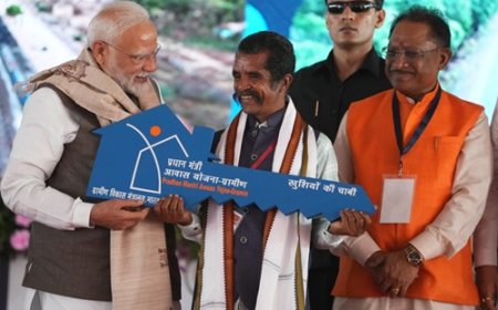 पक्का मकान बन गया है? – प्रधानमंत्री के सवाल पर मुस्कराए दल्लु राम बैगा, कहा – “हां, बन गया है”