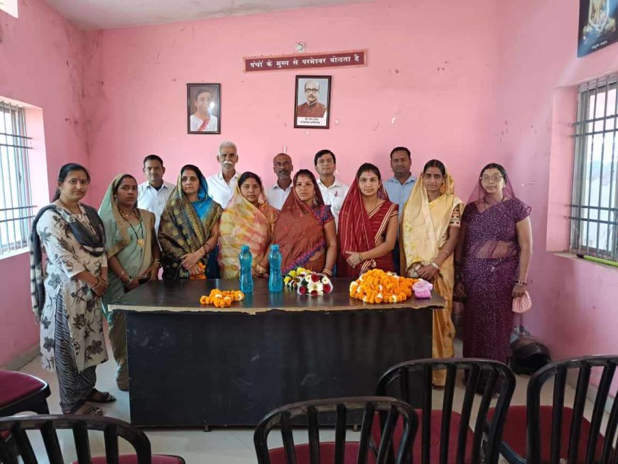 ग्राम पंचायत घुुघवा ( क) में नवनिर्वाचित सरपंच  शैलेंन्दरी  (ढाल सिंह साहू )एवं पंचो  ने ली   पद एवँ ,गोपनियता की शपथ
