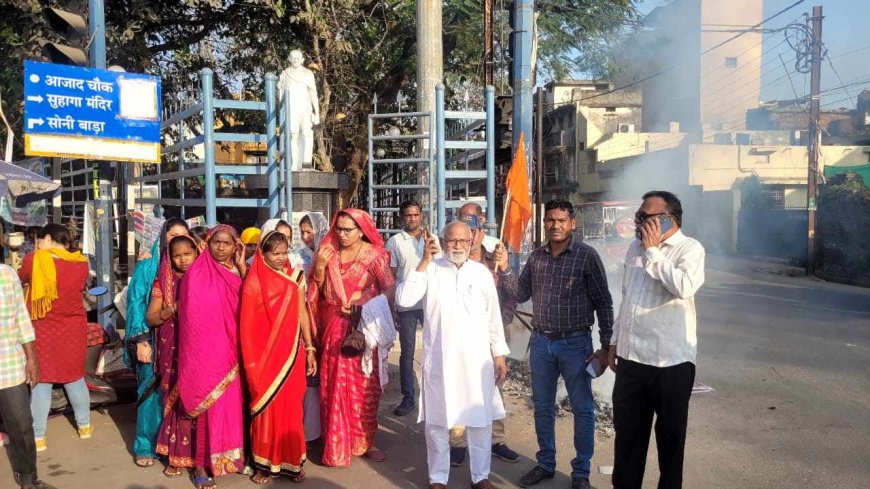 महासमुंद कलेक्टर एवं पुलिस अधीक्षक द्वारा आपातकाल की भांति गैर कानूनी ढंग से किसानों की गिरफ्तारी के साथ 19 ट्रैक्टर जप्ती संपूर्ण जिले को सील बंद किया के  विरोध में आजाद चौक रायपुर में हुआ पुतला दहन
