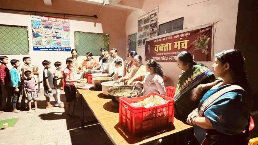 वक्ता मंच द्वारा आवासीय बालक छात्रावास के बच्चों को रात्रि भोज दिया गया बच्चे फौजी बनकर देश सेवा करना चाहते है
