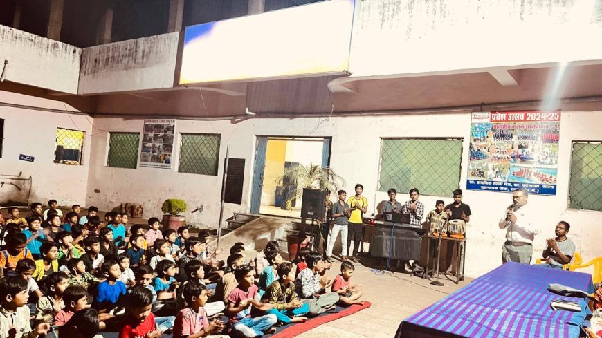 वक्ता मंच द्वारा आवासीय बालक छात्रावास के बच्चों को रात्रि भोज दिया गया बच्चे फौजी बनकर देश सेवा करना चाहते है