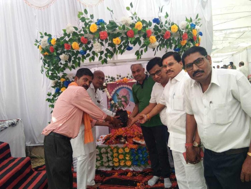 स्व.भुवन वर्मा गुरु जी व स्व.पुनीत साहू  गुरूजी के दशगात्र कार्यक्रम में स्मृति संजोने  ,छ.ग.पर्यावरण मित्र समिति ने भेंट किये पीपल के पौधे