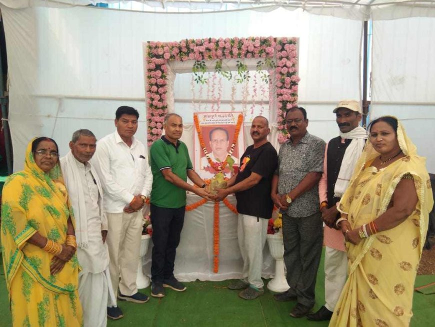 स्व.भुवन वर्मा गुरु जी व स्व.पुनीत साहू  गुरूजी के दशगात्र कार्यक्रम में स्मृति संजोने  ,छ.ग.पर्यावरण मित्र समिति ने भेंट किये पीपल के पौधे