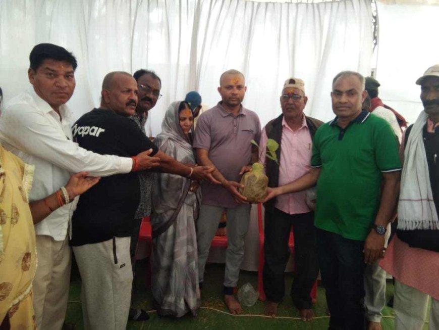 स्व.भुवन वर्मा गुरु जी व स्व.पुनीत साहू  गुरूजी के दशगात्र कार्यक्रम में स्मृति संजोने  ,छ.ग.पर्यावरण मित्र समिति ने भेंट किये पीपल के पौधे