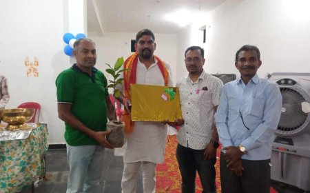 गृह प्रवेश पूजा में पूर्व जिला पंचायत सदस्य मोनू साहू को उपहार में  भेंट किये  बादाम की पौधे