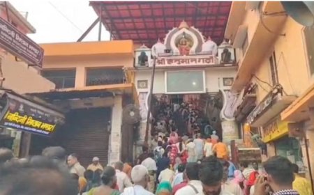 अयोध्या में हनुमान गढ़ी में आराध्य के दर्शन को उमड़े श्रद्धालु