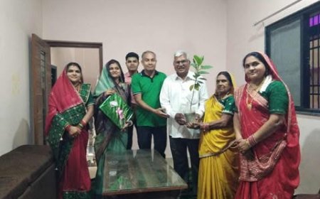 समाजसेवी सेवाराम साहू को गृह प्रवेश पूजा में उपहार में भेंट किए बादाम  पौधे छत्तीसगढ़ पर्यावरण मित्र समिति की पहल