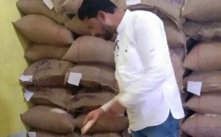 पार्षद डोमन यादव ने किया सोसायटी का औचक निरिक्षण बोले चावल व शक्कर लेने में लोगो को न हो परेशानी