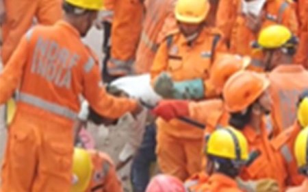 दिल्ली में इमारत गिरने से 4 की मौत, कई के फंसे होने की आशंका