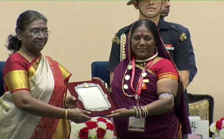 बिहार के पूर्णिया में अपने 25 कलाकारों साथ प्रस्तुति देंगी.  राष्ट्रपति सम्मान से सम्मानित छत्तीसगढ़ की सुप्रसिद्ध लोक गायिका एवं रंग मंच की सुप्रसिद्ध कलाकार पूनम तिवारी