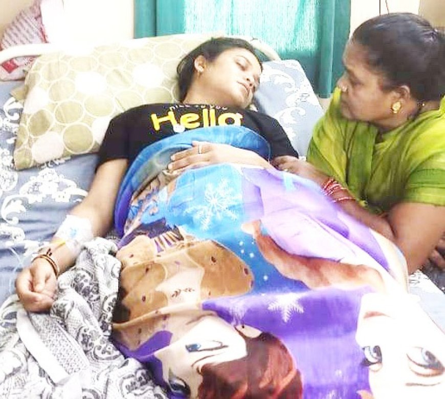 धरने पर बैठी बर्खास्त शिक्षिका को बिच्छू ने मारा डंक, हालत नाजुक