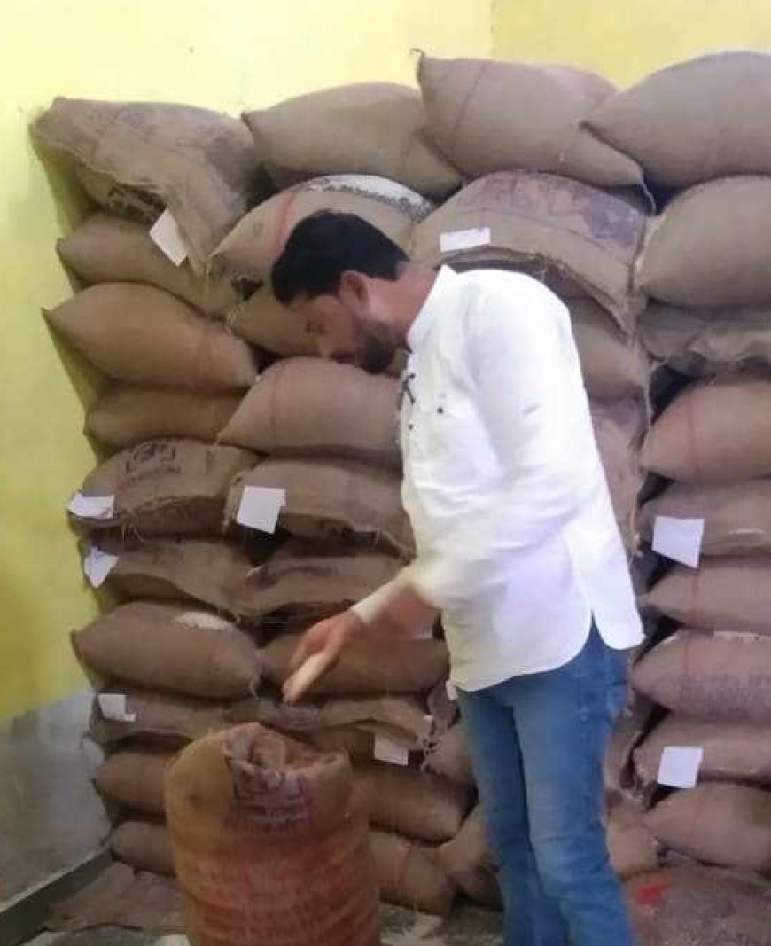 पार्षद डोमन यादव ने किया सोसायटी का औचक निरिक्षण बोले चावल व शक्कर लेने में लोगो को न हो परेशानी