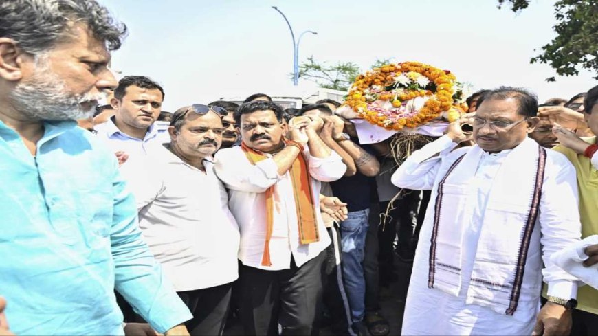पहलगाम आतंकी हमला : मृतक दिनेश के अंतिम संस्कार में शामिल हुए मुख्यमंत्री साय, बीच में ही अपना दौरा रद्द कर मुंबई से लौटे रायपुर